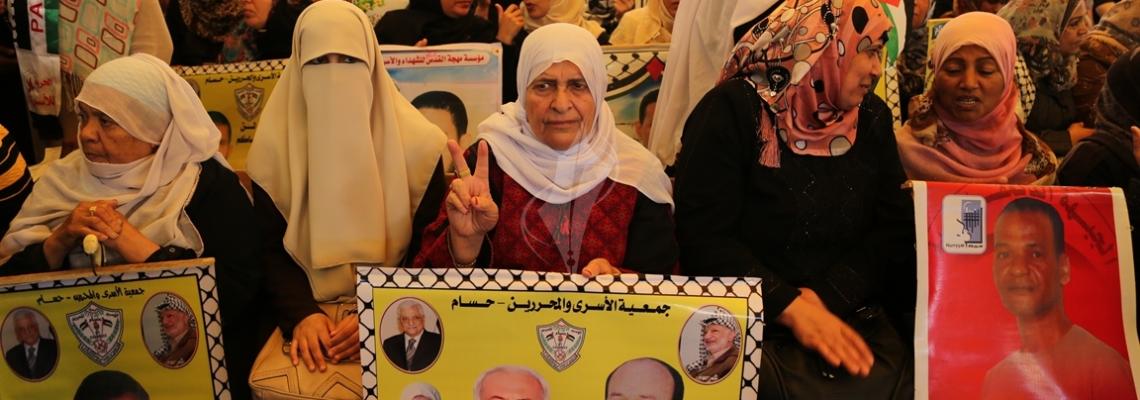 بالصور: إعتصام أهالى الأسرى الإسبوعى بمقر الصليب الأحمر بغزة