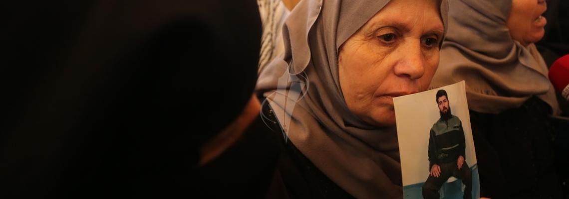 بالصور:أهالي الأسرى يساندون أبناءهم الأسرى في اعتصامهم الأسبوعي بمقر الصليب