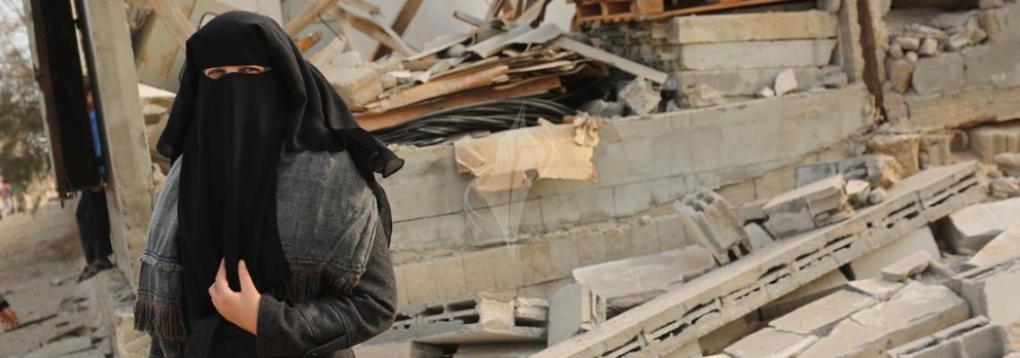 بالصور:آثار تضرر منازل المواطنين جراء القصف الإسرائيلي الذي استهدف موقع البحرية غرب خانيونس