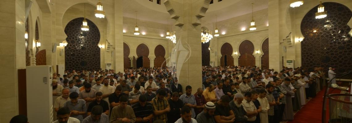 بالصور:صلاة التراويح من مسجد الخالدى على شاطئ بحر غزة في أول ليلة من شهر رمضان