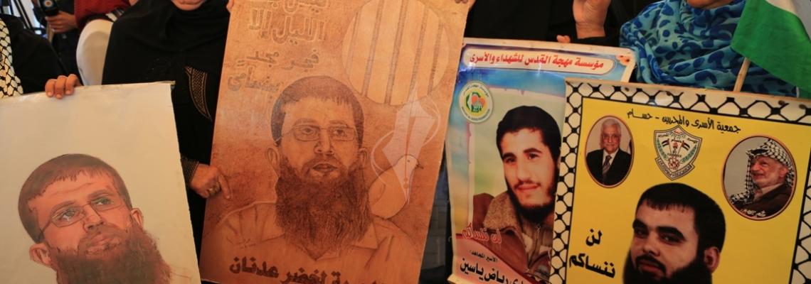بالصور:اعتصام اهالى الاسرى امام الصليب الاحمر بمدينة غزة