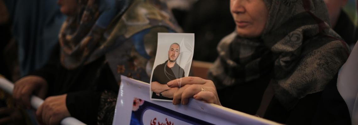 بالصور:اعتصام اهالى الاسرى امام مقر الصليب الاحمر بمدينة غزة