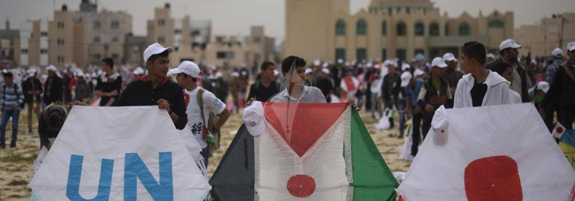 بالصور:اطفال غزة يحيون ذكرى تسونامي اليابان بطائرات الأمل الورقية