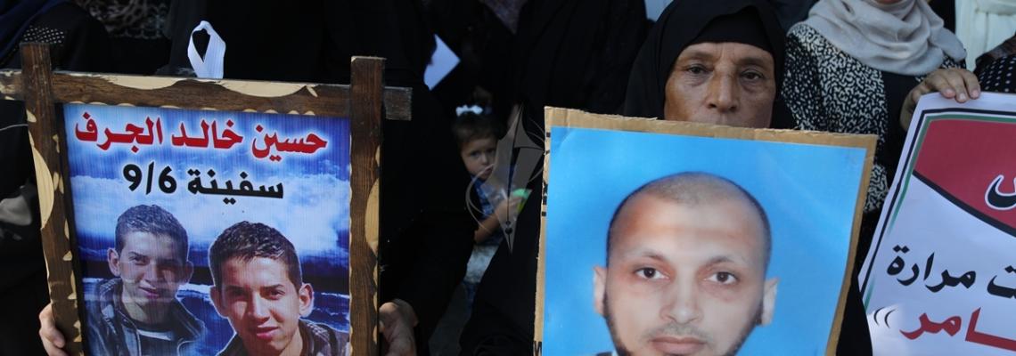 بالصور:أهالي المفقودين في البحر يعتصمون أمام مجلس الوزراء للمطالبة بالاهتمام بقضيتهم