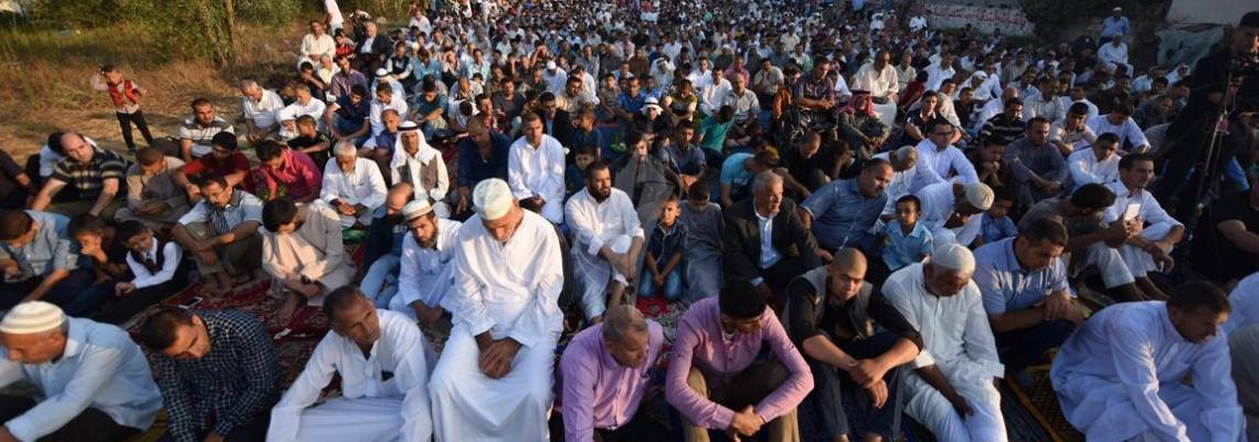 بالصور:الآلاف يؤدون صلاة عيد الفطر في مناطق متفرقة بالقطاع بدعوة من الجهاد الإسلامي