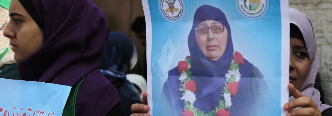 بالصور: اعتصام اهالى الاسرى امام مقر الصليب الاحمر بمدينة غزة