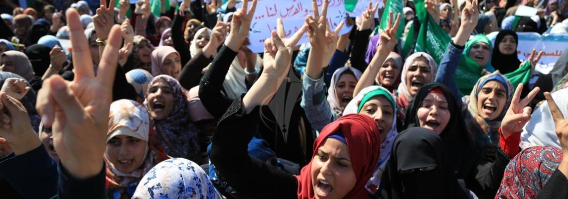 بالصور:مسيرة غضب لطلاب الجامعات بغزة تندد بالاعتداء الإسرائيلية بحق الشعب الفلسطينى