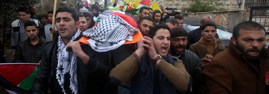 بالصور:مواطنون يشيعون جثمان الشهيدة سماح عبدالله (19 عام) في قرية عموريا. تصوير ايمن نوباني