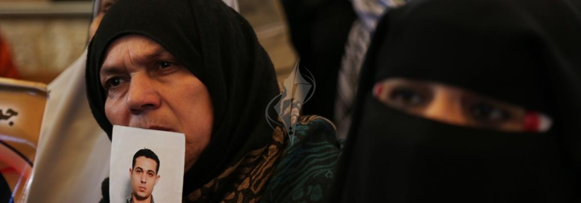 بالصور:اعتصام اهالى الاسرى امام الصليب الاحمر بمدينة غزة