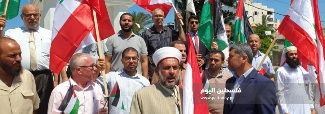 خريجو الجامعات اللبنانية في غزة ينظمون وقفة تضامنية مع الشعب اللبناني الشقيق