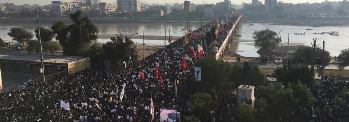 حشود غفيرة في الأهواز تشارك في تشييع جثماني الشهيدين "سليماني" و"المهندس"