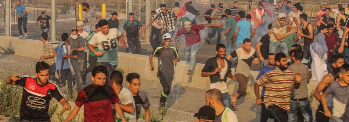 مواجهات عنيفة بين الشبان وقوات الاحتلال أمام بوابة معبر بيت حانون ايرز شمال قطاع غزة