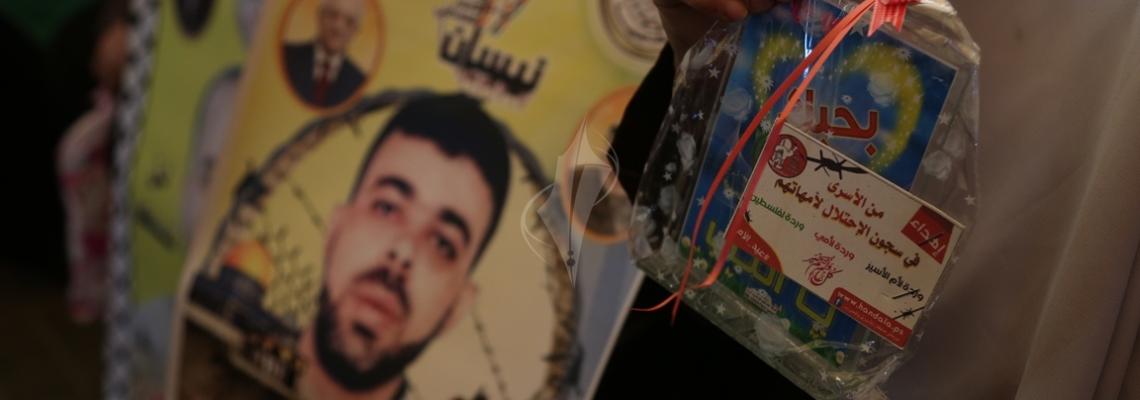 بالصور:اعتصام أهالي الأسرى في سجون الاحتلال أمام مقر الصليب الأحمر بغزة