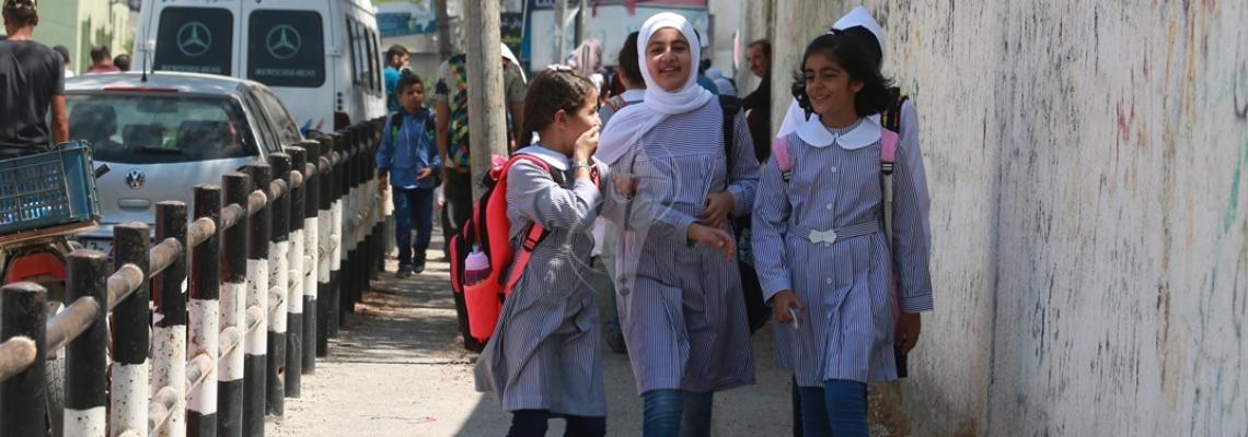 بالصور:طلبة غزيون يتوجهون إلى مدارسهم في أول أيام الفصل الدراسي الجديد