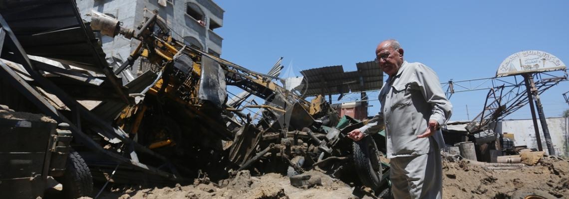 بالصور: تدمير ورشة لعائلة حسنين عقب القصف الصهيوني على غزة الليلة