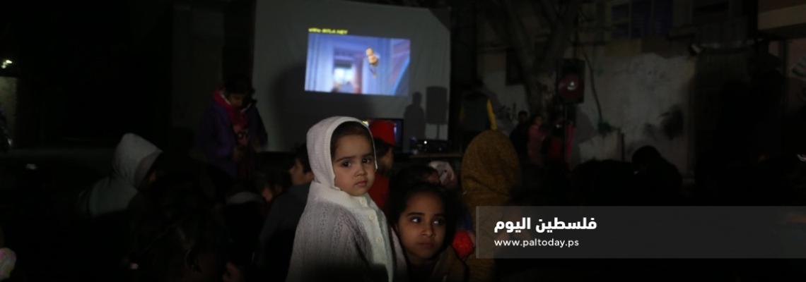 النصيرات: شاشة "سينما المخيم" تدخل الزقاق لترفيه الأطفال  