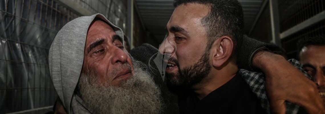 بالصور:الأسير فراس أبو زيد حفيد خنساء فلسطين الحاجة أم رضوان الشيخ خليل يتنسم عبق الحرية