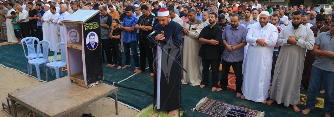 بالصور:حركة الجهاد تقيم صلاة العيد في العراء بمحافظات القطاع