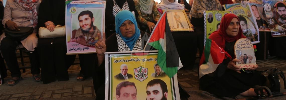 بالصور:اعتصام اهالى الاسرى امام مقر الصليب الاحمر بمدينة غزة