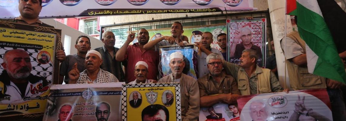 بالصور: اعتصام اهالى الاسرى امام مقر الصليب الاحمر بمدينة غزة