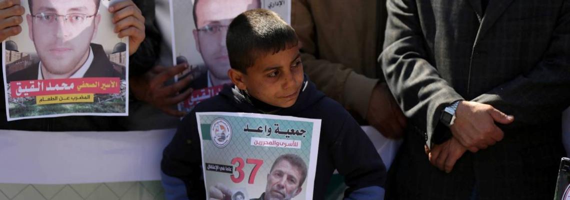 بالصور:فلسطينيون يضربون عن الطعام تضامناً مع الأسرى داخل خيمة أقامتها مؤسسة واعد ومنتدى الإعلاميين بغزة