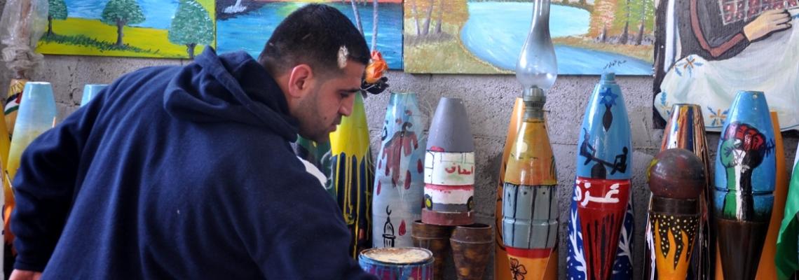 فنان فلسطيني يحوِّل قذائف الموت إلى لوحات فنية