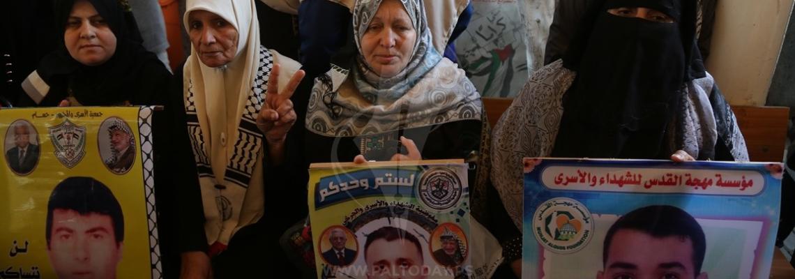 اعتصام اهالى الاسرى امام مقر الصليب الاحمر بمدينة غزة