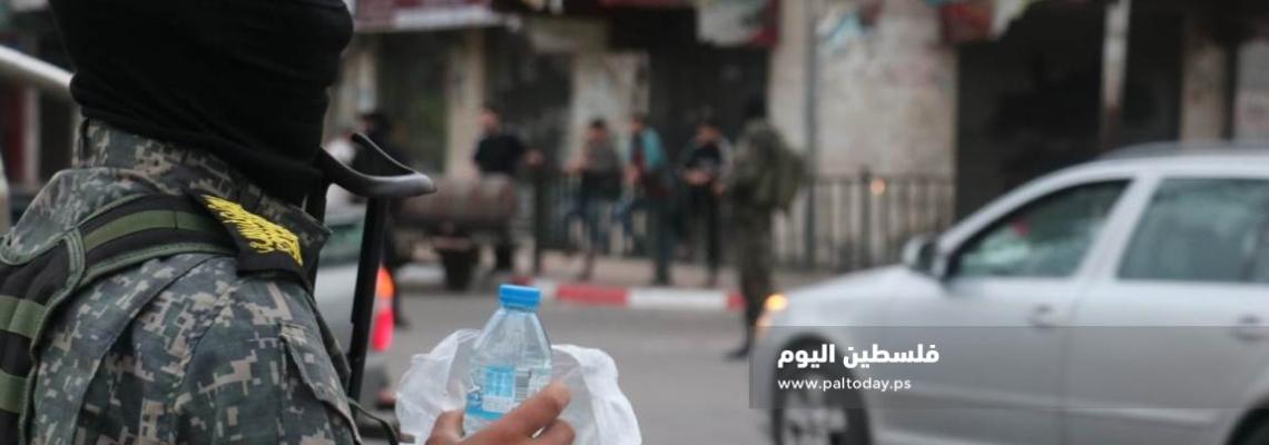 سرايا القدس بمدينة غزة توزع المياه والتمر على السائقين والمارة غرب مدينة غزة