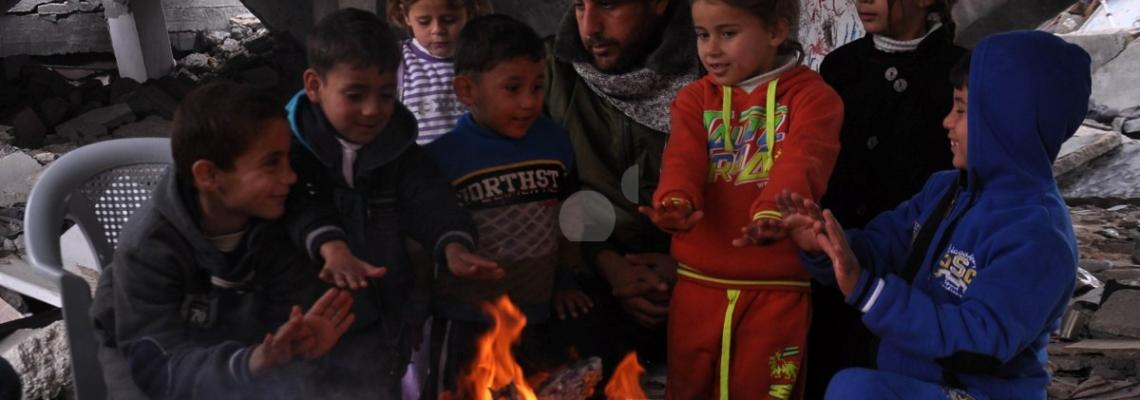 كانون النار.. رفيق الغزيين في الظلمة والبرد القارس