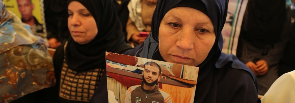بالصور:اعتصام اهالى الاسرى امام الصليب الاحمر بمدينة غزة