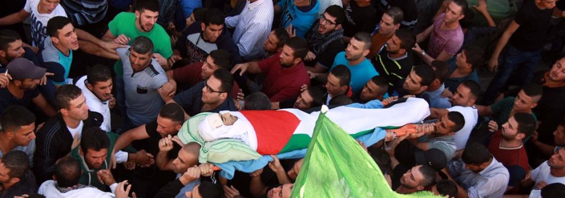 بالصور:تشييع جثمان الشهيد إبراهيم عوض (27 عاما)، في بلدة بيت أمر شمال الخليل. تصوير: سمر بدر