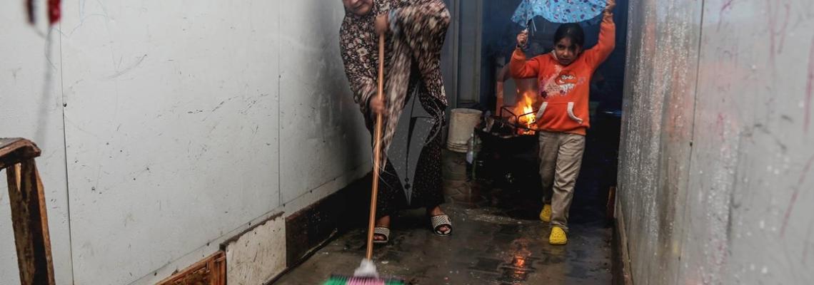 بالصور:معاناة اصحاب البيوت المدمرة في الكرفانات في ظل المنخفض الجوي