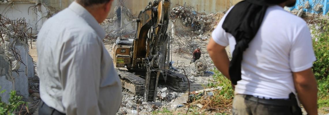 بالصور:فلسطينيون يواصلون إزالة ركام المنازل التي دمرها الاحتلال الإسرائيلي خلال الحرب الأخيرة عام 2014