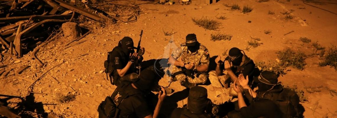 بالصور:سرايا القدس تقضي رباطها في ليلة السادس من رمضان بالدعاء والصلاة