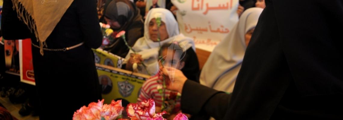 العمل النسائى للجهاد يشارك أمهات الأسرى يومهم العالمى بتوزيع الورود