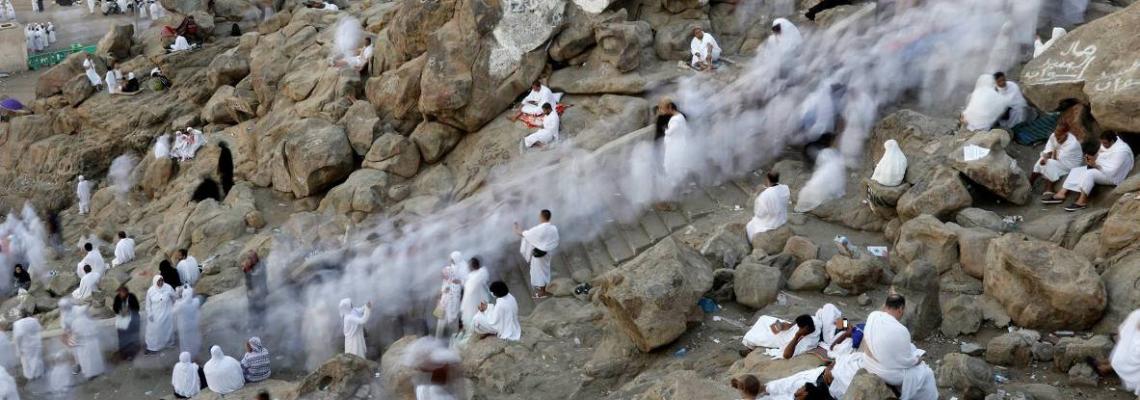 بالصور:حجاج بيت الله الحرام يؤدون الركن الاعظم في الحج وهو الوقوف بجبل عرفات