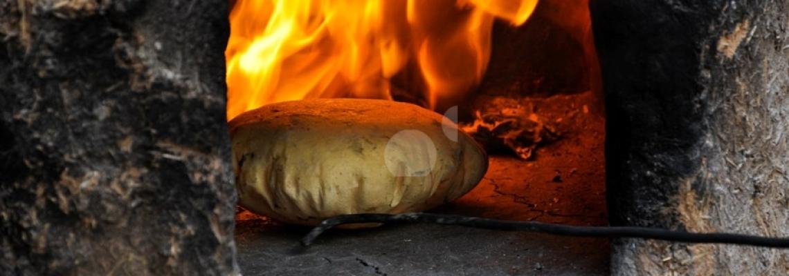 الغزيون يلجأون للخبز على فرن الطين