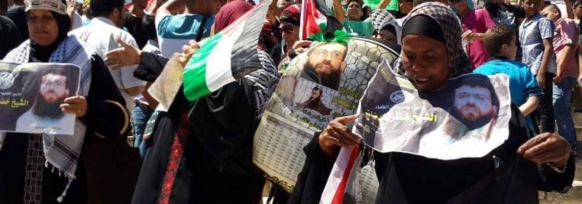 بالصور:من ساحات المسجد الأقصى المبارك بعد صلاة الجمعة وقفة تضامن مع الشيخ خضر عدنان