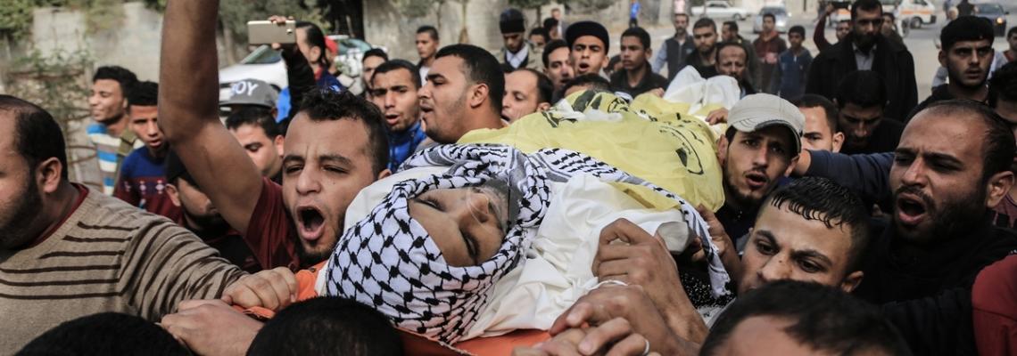 بالصور: جماهير غفيرة تشيع جثمان الشهيد محمد أبو سعدة من مخيم النصيرات وسط قطاع غزة