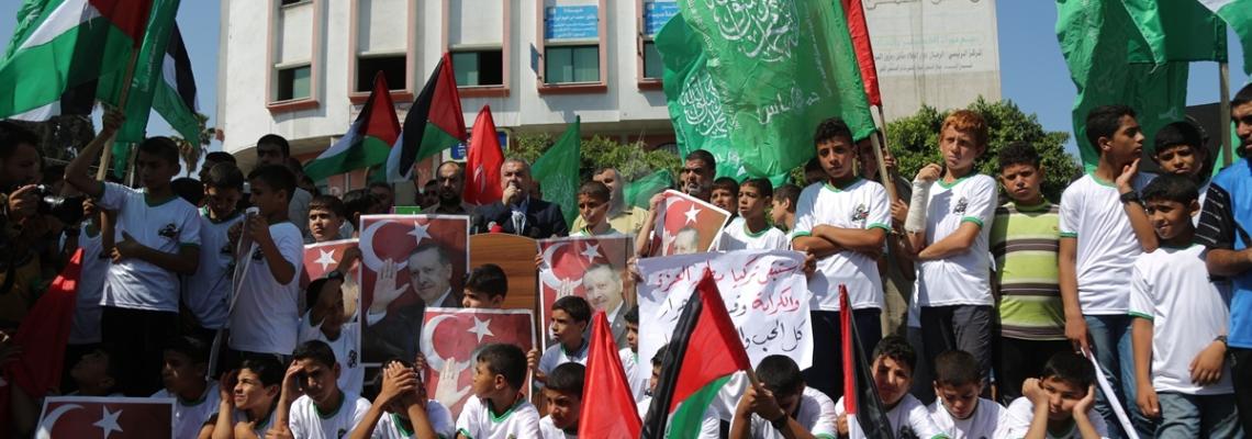 بالصور:حماس تخرج بمسيرات في غزة دعماً للرئيس التركي أردوغان