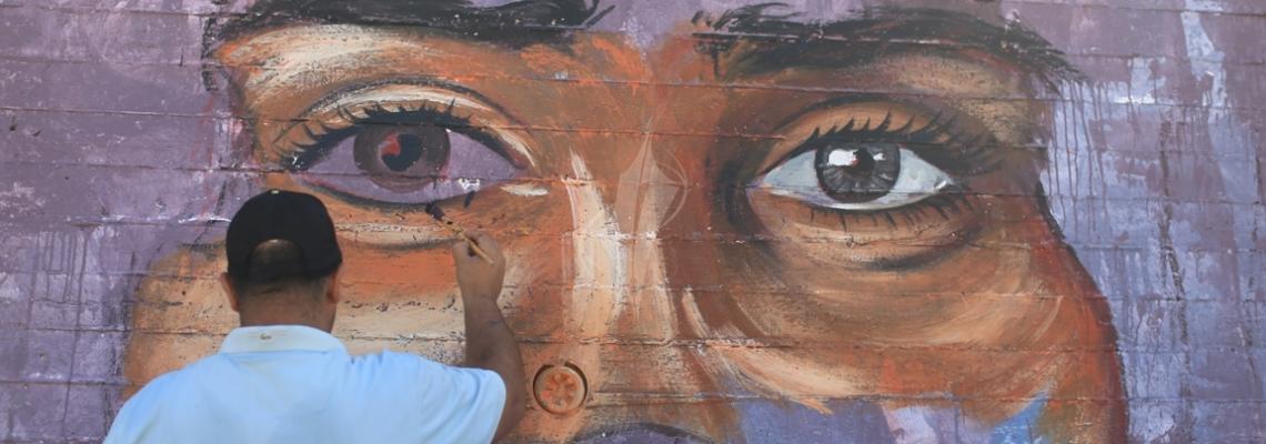 بالصور:رسم جدارية على حائط الميناء الشرقي في اليوم العالمي للسلام