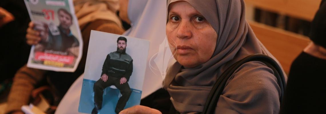 بالصور: اعتصام اهالى الاسرى امام مقر الصليب الاحمر بمدينة غزة
