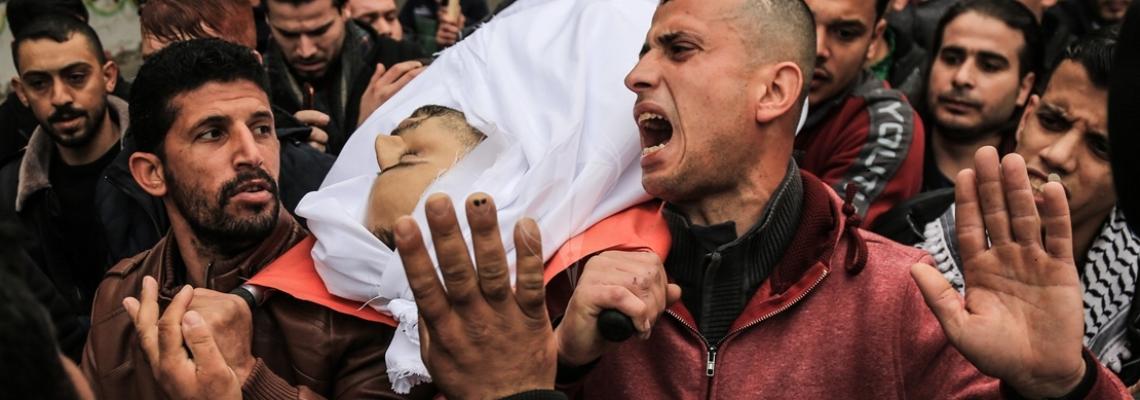 بالصور: جماهير غفيرة تشيع جثمان الشهيد محمد نبيل محيسن من حي الشجاعية .
