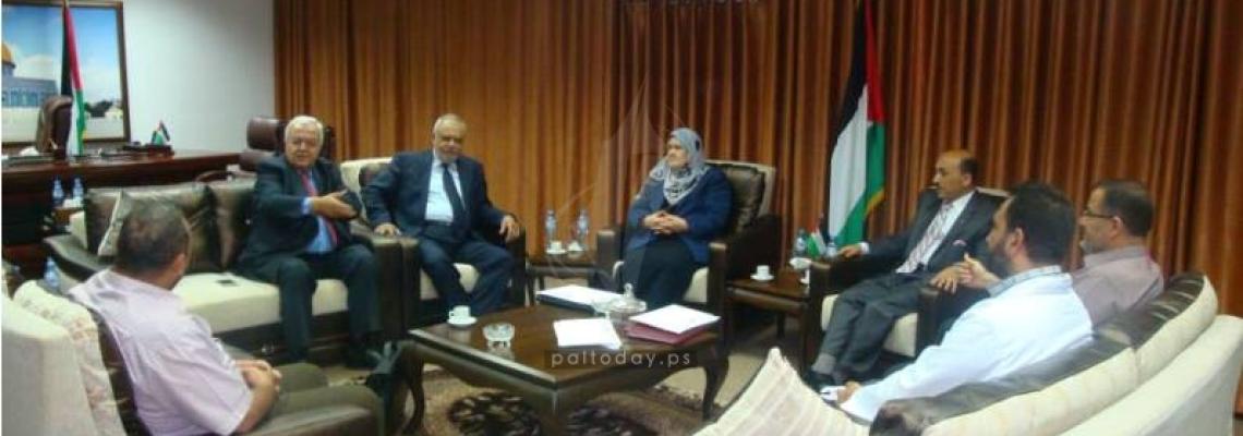 غزة: نقابة الموظفين تنظم وقفة احتجاجية أمام مجلس الوزراء لعدم صرف رواتبهم
