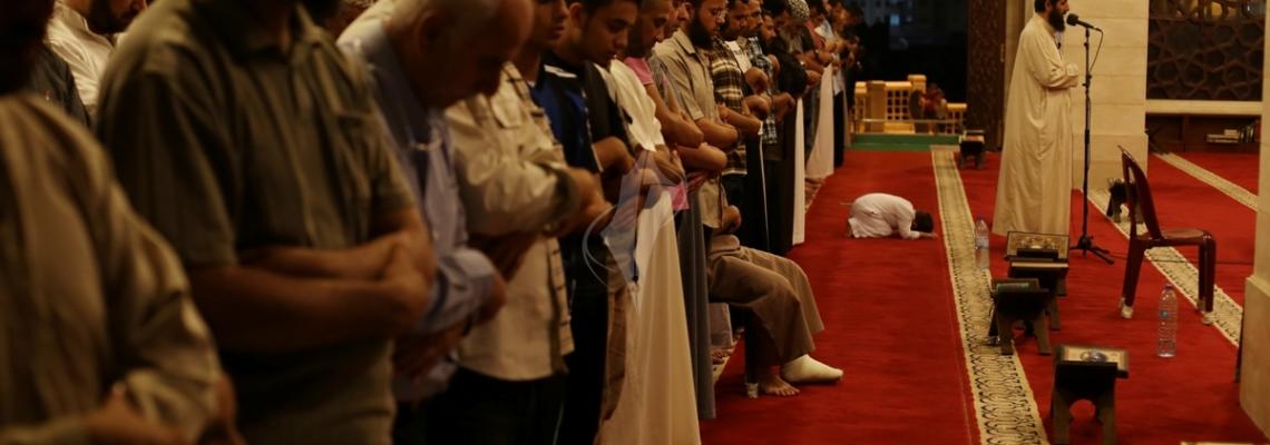بالصور:: صلاة التراويح من مسجد الخـآلدي على شاطئ بحر مدينة غزة
