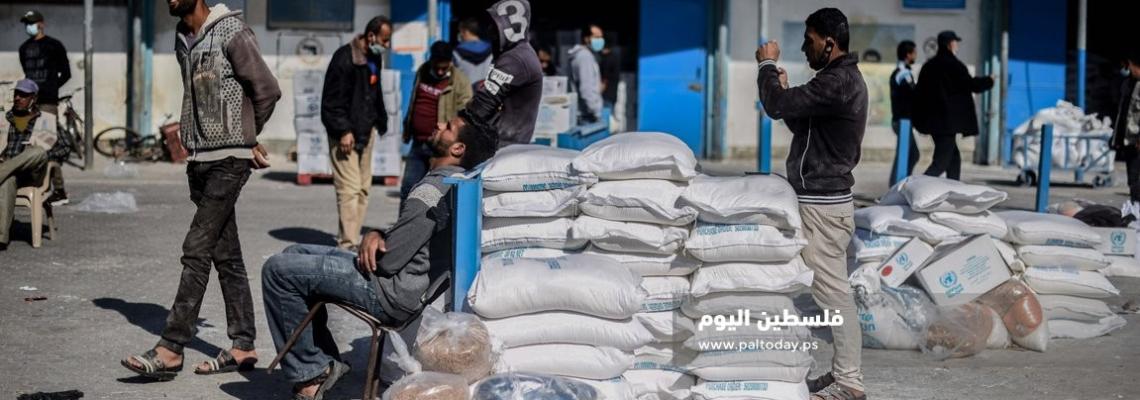مركز توزيع وكالة الغوث فى خانيونس يوزَع المساعدات الغذائية على اللاجئين 