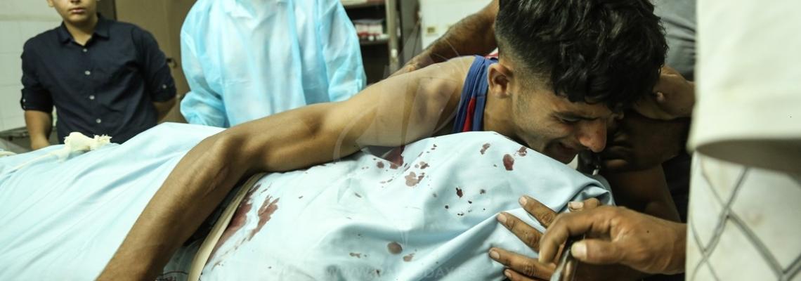 بالصور: وداع مؤثر للشهيد صبري أبو خضر في ثلاجات الشهداء بغزة