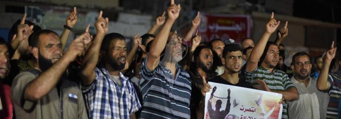 بالصور : حركة الجهاد تنظم وقفة احتفاء بانتصار الأسرى أمام منزل الاسير حسن سلامة فى خانيونس