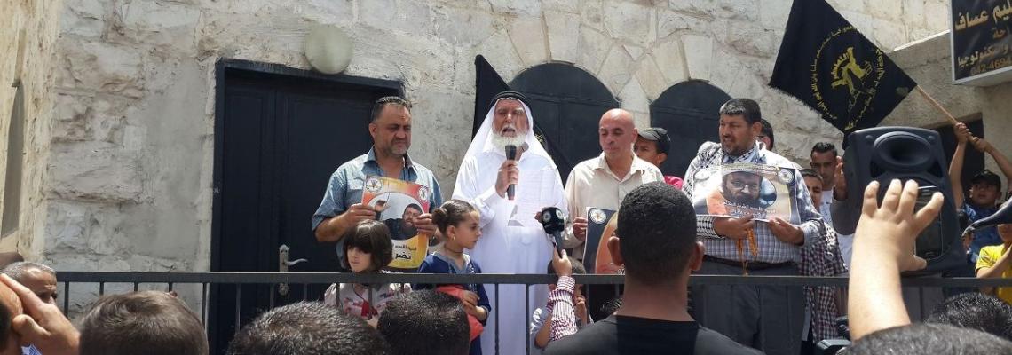 بالصور:الجهاد الإسلامي تنظم وقفة تضامنية مع الأسير خضر عدنان في بلدة عرابة بمحافظة جنين