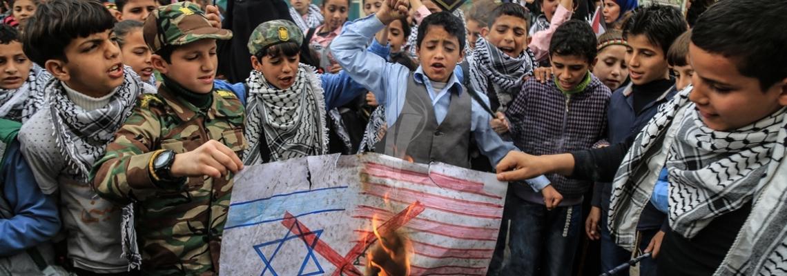 بالصور :العمل النسائي لحركة الجهاد الإسلامي في فلسطين ينظمتظاهرة  للأشبال والزهرات تضامنا ونصرة للقدس.  امام مقر الانروا بمدينة غزة